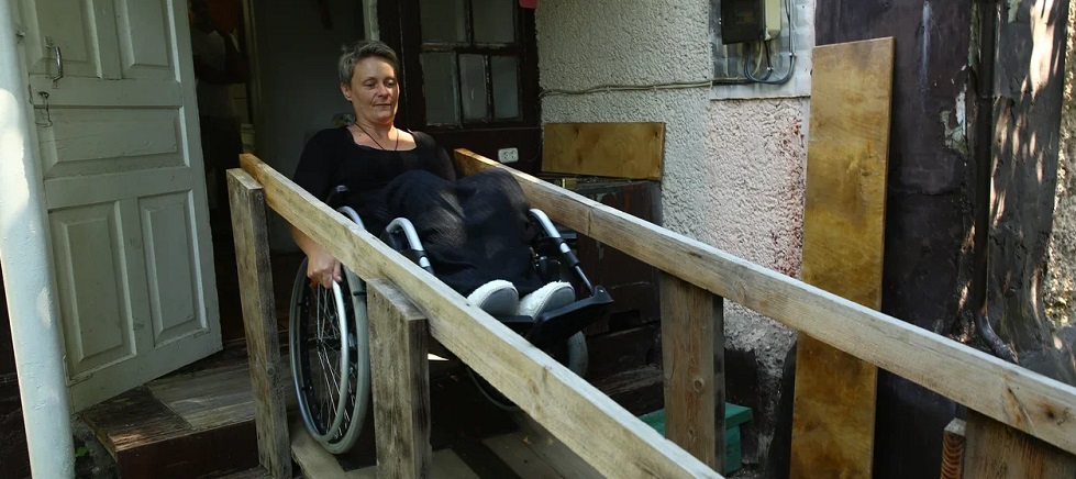 Инвалид-колясочник Наталья Якушева помогаем обездоленным старикам и людям без определенного места жительства