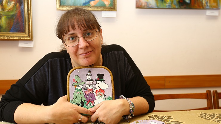 Армавирка Ирина Герлах вышивает идеальную семью