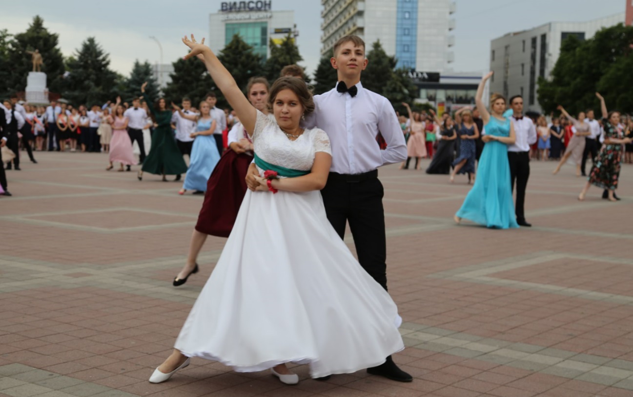 Погода в армавире на 3. Армавир выпускной. Школьники Армавир. Выпускники Армавирской школы 8 2000 г. Армавир новости школ.