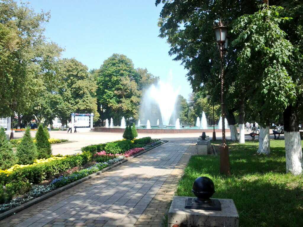 Город армавир. Кировский сквер Армавир. Комсомольский сквер города Армавира. Сквер Аванесова Армавир. Любимый Армавир городской парк.