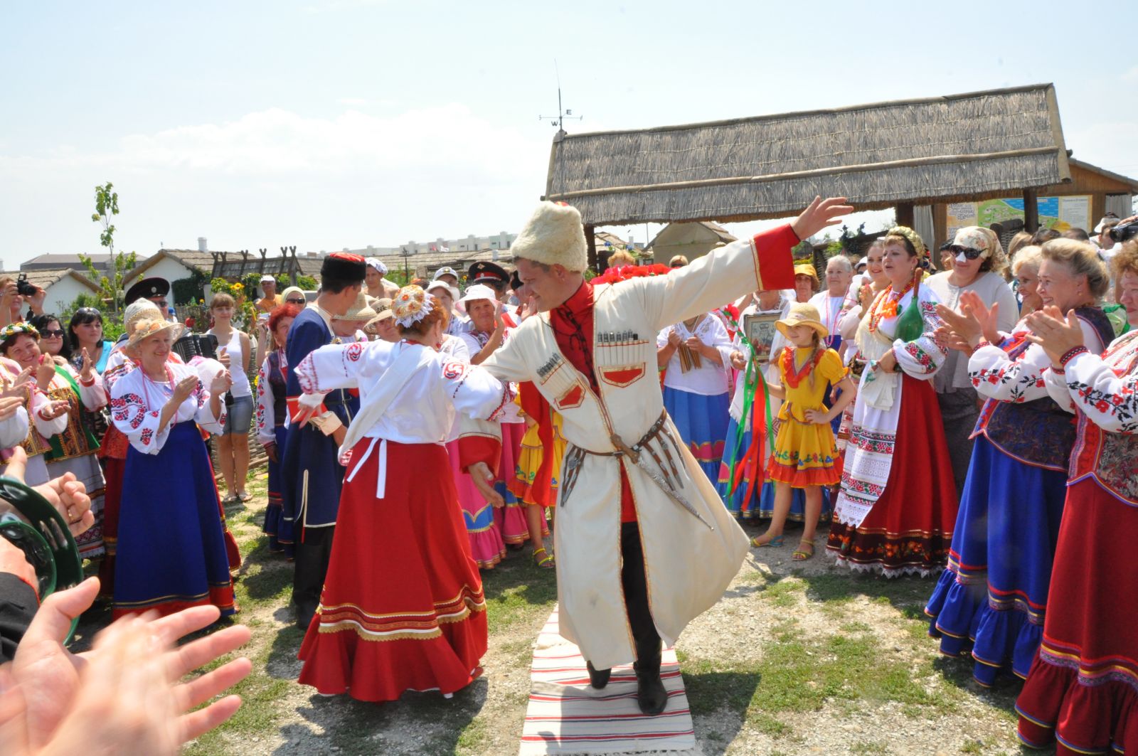 Краснодарский край группа. Атамань Казачья станица праздники. Фестиваль в Кубани Атамань. Кубанские казаки Атамань. Казачья станица Атамань на Кубани.