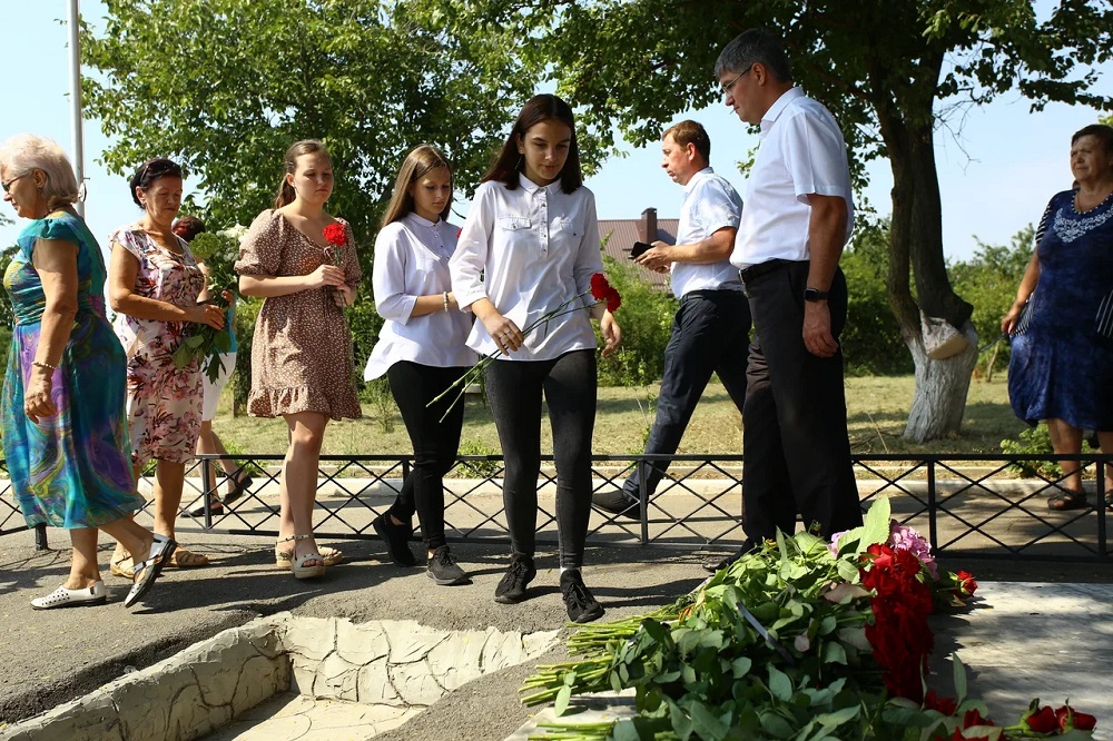 Новости армавира сегодня последние свежие события. Мемориал ДОТ Армавир. ДОТ возложение цветов. Памятник ,,ДОТ" В Армавире. Армавирский собеседник.