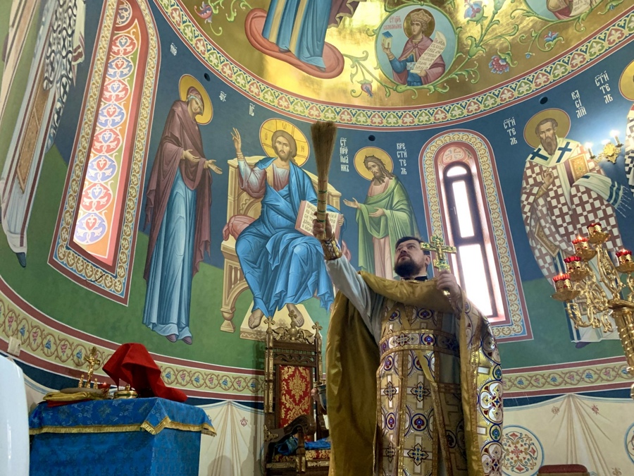 В Армавире протоиерей Иоанн Гелеван совершил освящение росписей в алтаре Христорождественского храма