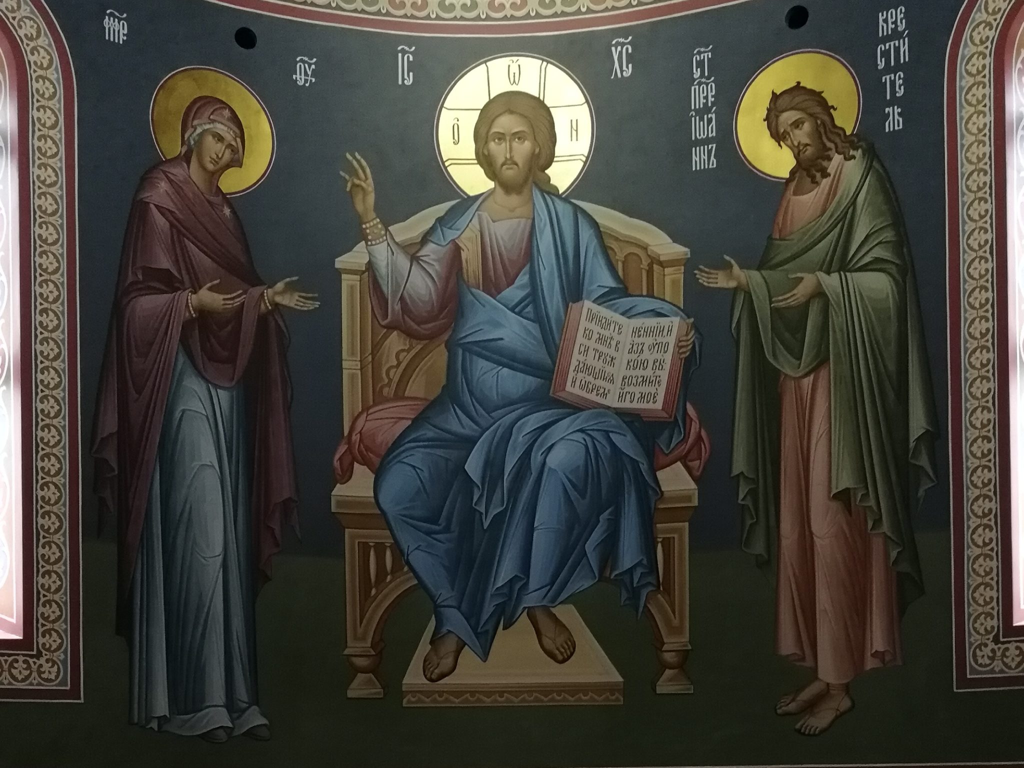 В Армавире протоиерей Иоанн Гелеван совершил освящение росписей в алтаре Христорождественского храма