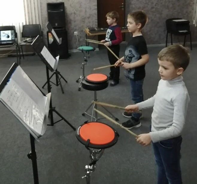 Учиться игре на ударных воспитанники Антона Богдана начинают с малых барабанов