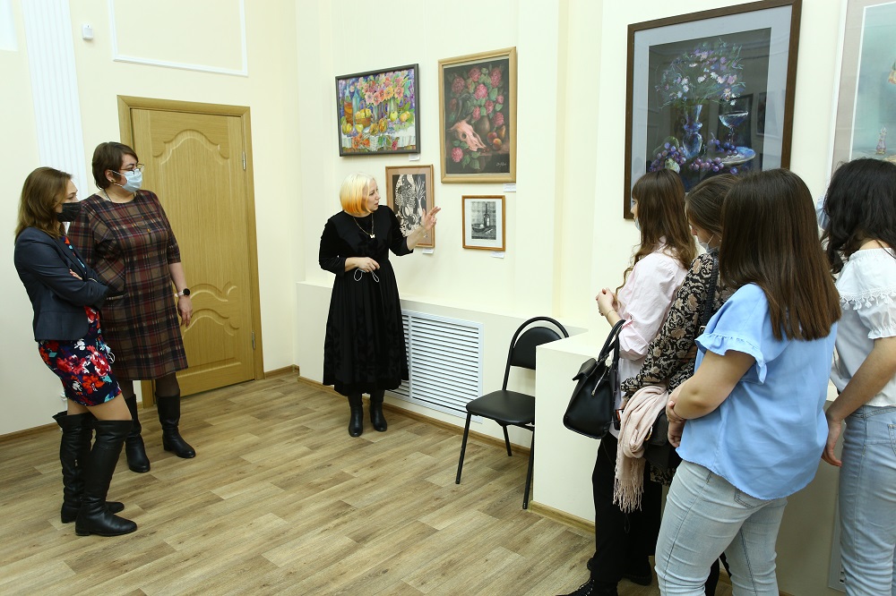 Сотрудники Выставочного зала Дома Саввы Дангулова и краеведческого музея подготовили экспозицию о женщинах