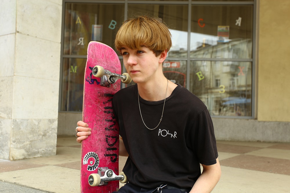 15-летний скейтер рассказал, почему родители, не смотря на травмы, не запрещают ему кататься на доске