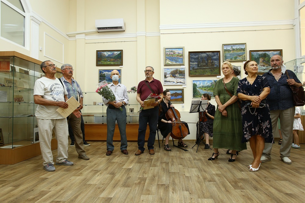 До конца августа в Выставочном зале Дома Дангулова работает выставка «С любовью к жизни...»
