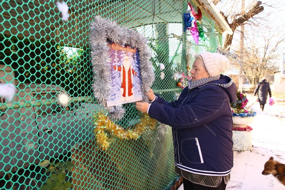 К каждому празднику армавирка Татьяна Остапенко оформляет стоящий рядом напротив дома летний павильон
