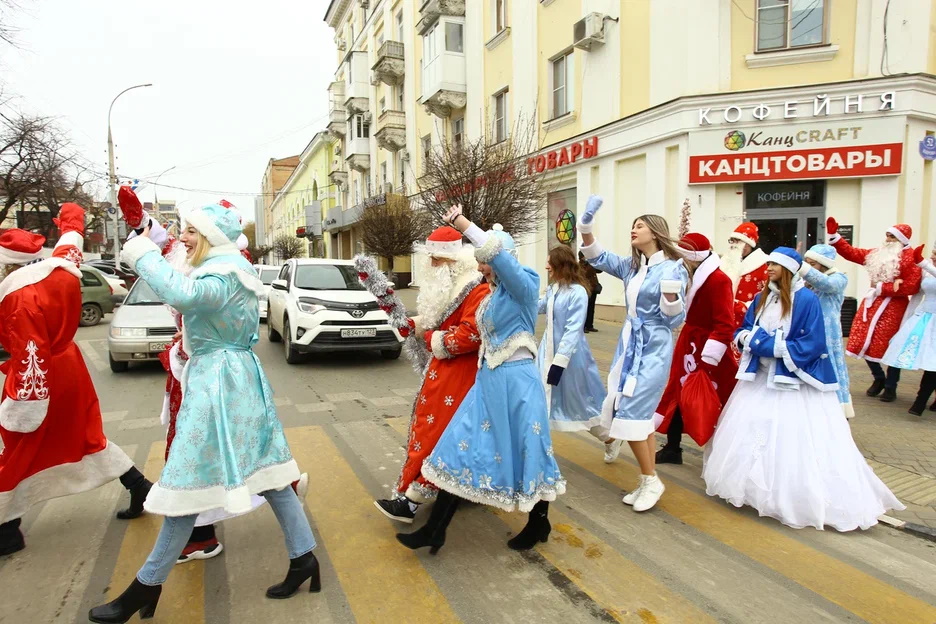 В Армавире прошел традиционный парад Дедов Морозов