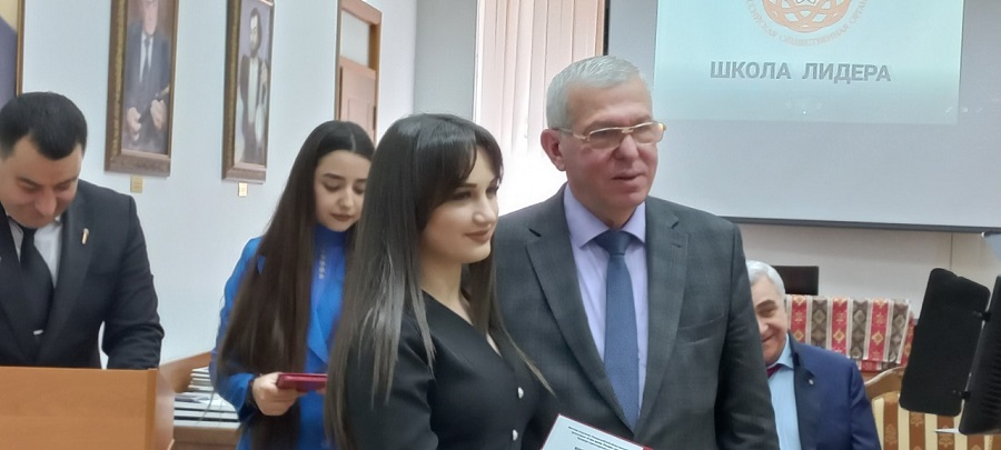 В армянском национальном центре наградили первых выпускников «Школы лидера»