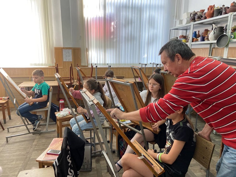 Около полувека супруги Казаковы преподают живопись и учат детей смешивать цвета