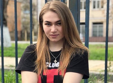 Каждую тренировку 18-летняя Любовь Ермакова проводит спарринги, выбирая в партнеры бойцов ММА