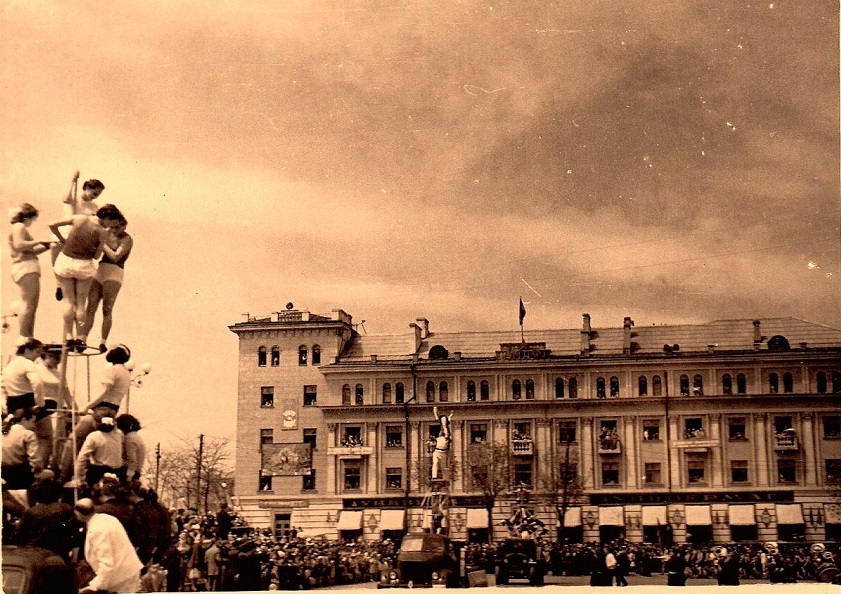 Как к празднику Весны и Труда в советском Армавире украшали колонны демонстрантов