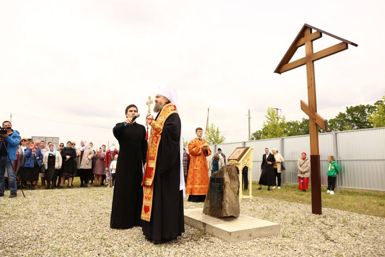 В Северном микрорайоне Армавира освятили закладной камень и крест, установленные на месте будущего кафедрального собора