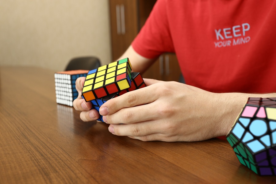 Как собрать кубик Рубика за минуту?