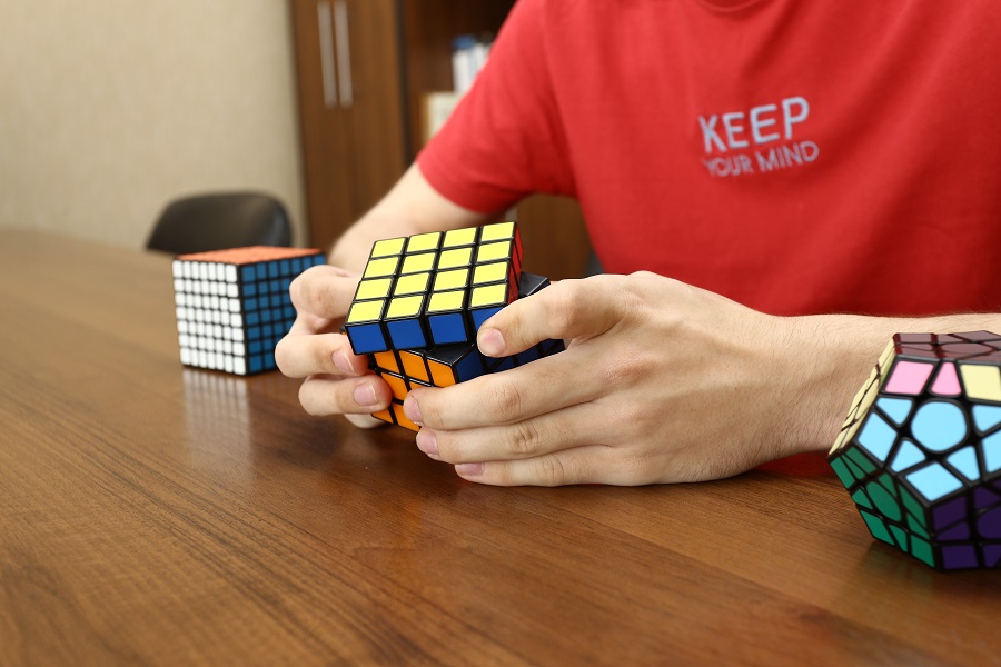 Как собрать кубик Рубика за минуту?