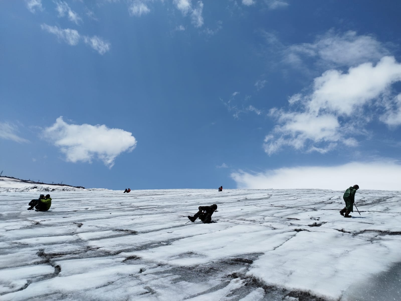 Останки двух красноармейцев обнаружили на склонах Эльбруса армавирцы в составе поискового отряда