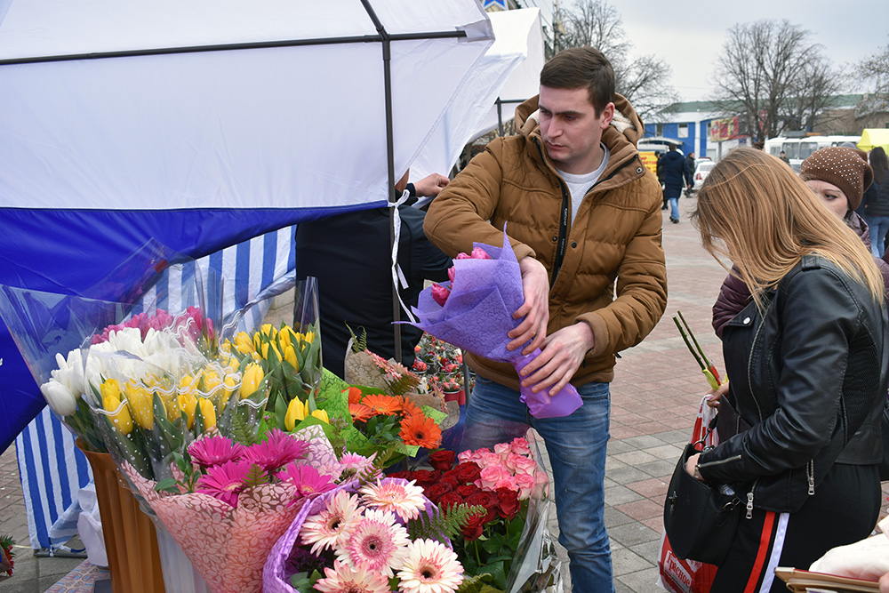 На центральной площади Армавира открылся традиционный цветочный базар
