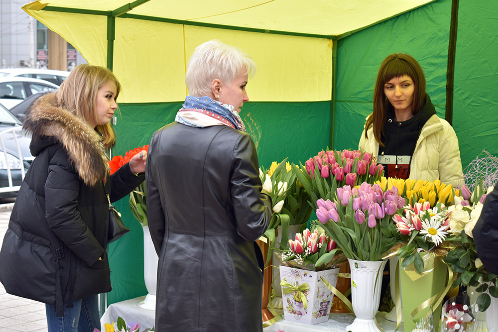 На центральной площади Армавира открылся традиционный цветочный базар