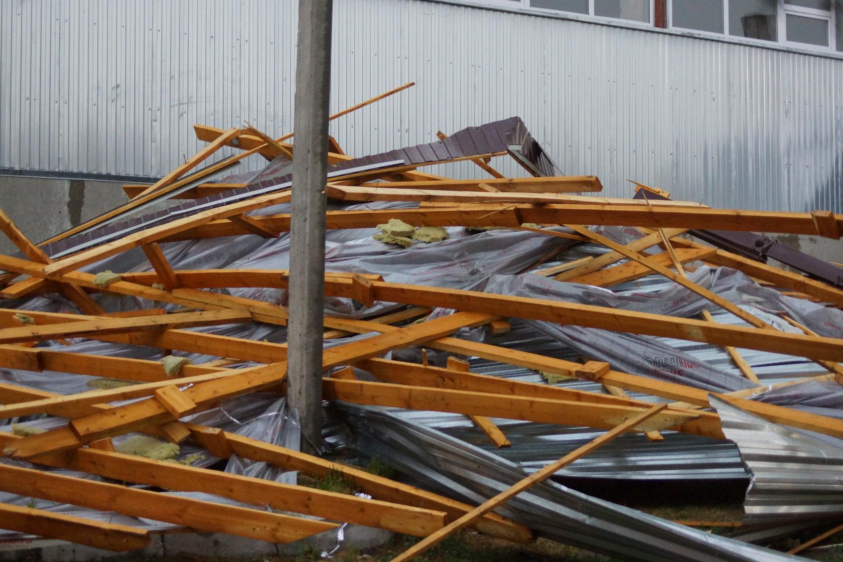 Ураган в Армавире снёс крышу мебельного цеха на железную дорогу