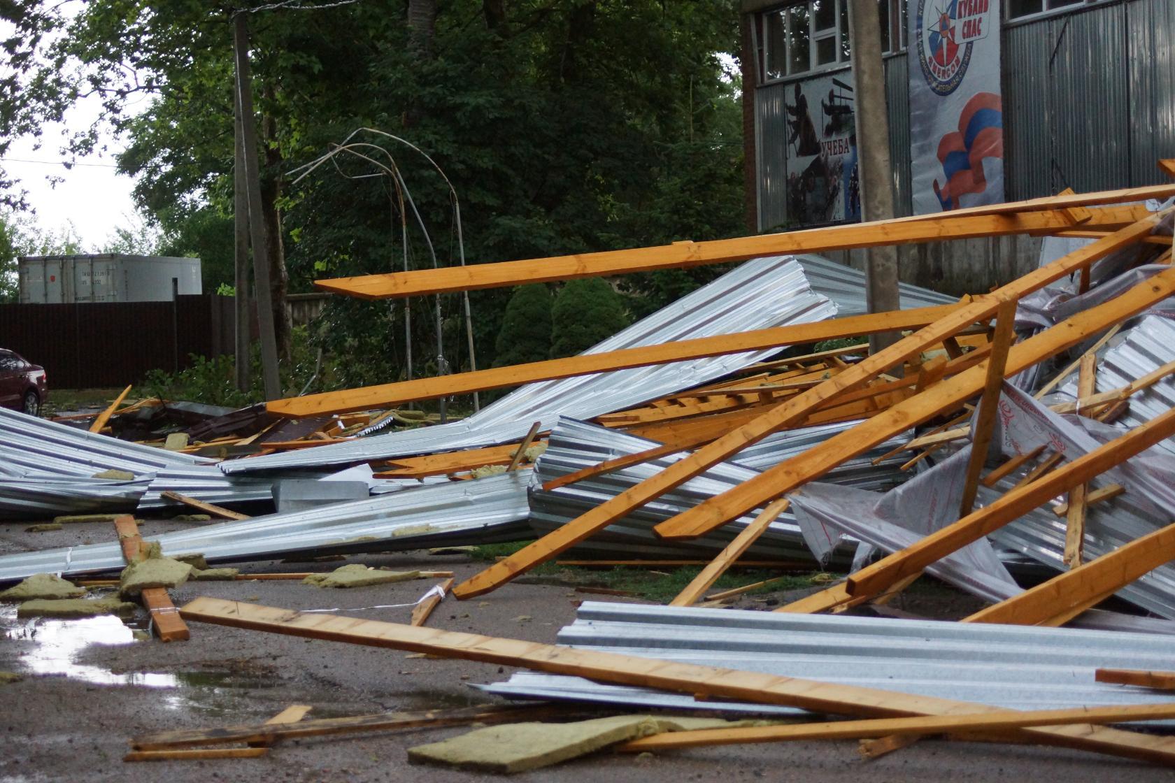 Ураган в Армавире снёс крышу мебельного цеха на железную дорогу