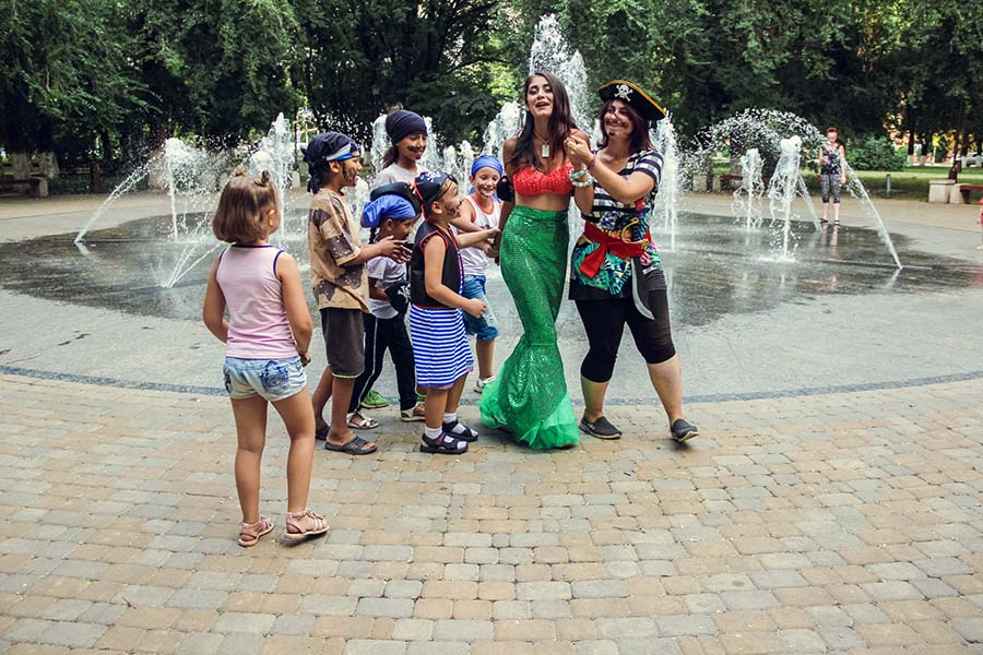 В Армавире молодёжь устроила "водные баталии" в фонтане. Фото