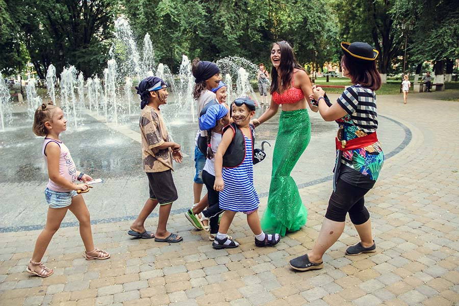 В Армавире молодёжь устроила "водные баталии" в фонтане. Фото