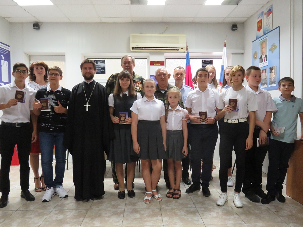 В преддверии празднования 300-летия миграционной службы России 10 армавирских подростков получили паспорта. Фото