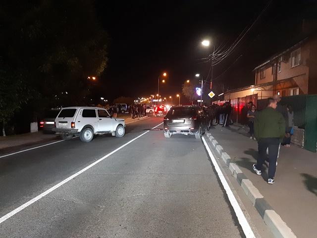 В Армавире при ДТП скутера с Нивой и Nissan Murano пострадали люди. Фото