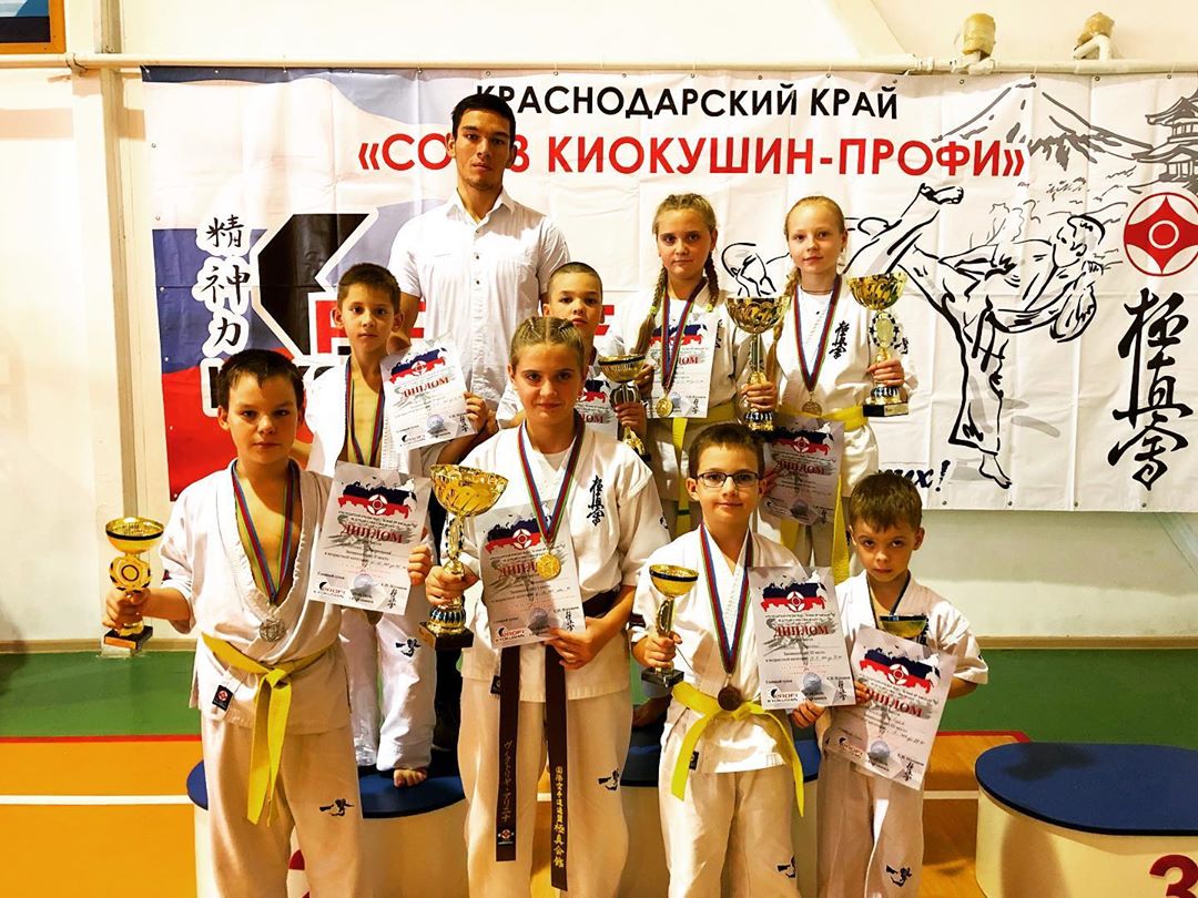 Юные каратисты из Армавира завоевали 9 медалей на открытом первенстве Курганинска
