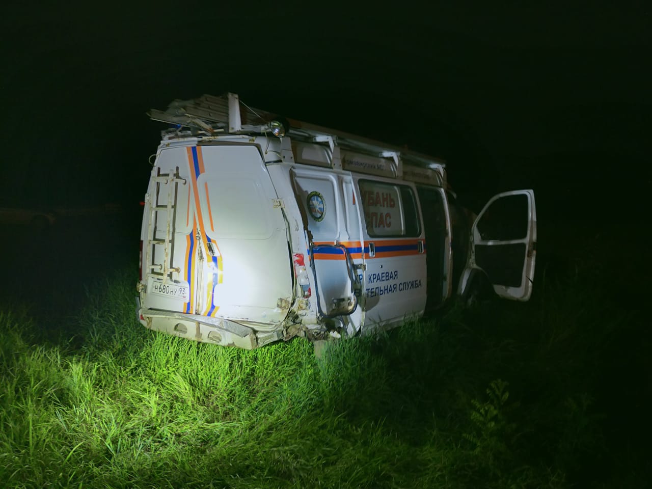 Поздно вечером в Армавире произошло ДТП с участием машины аварийной службы
