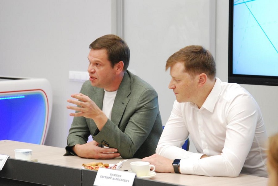 Депутат Госдумы Андрей Дорошенко и мэр Армавира встретились со школьниками из ЛНР