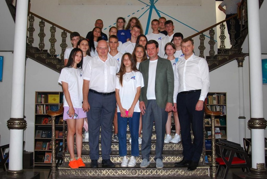 Депутат Госдумы Андрей Дорошенко и мэр Армавира встретились со школьниками из ЛНР