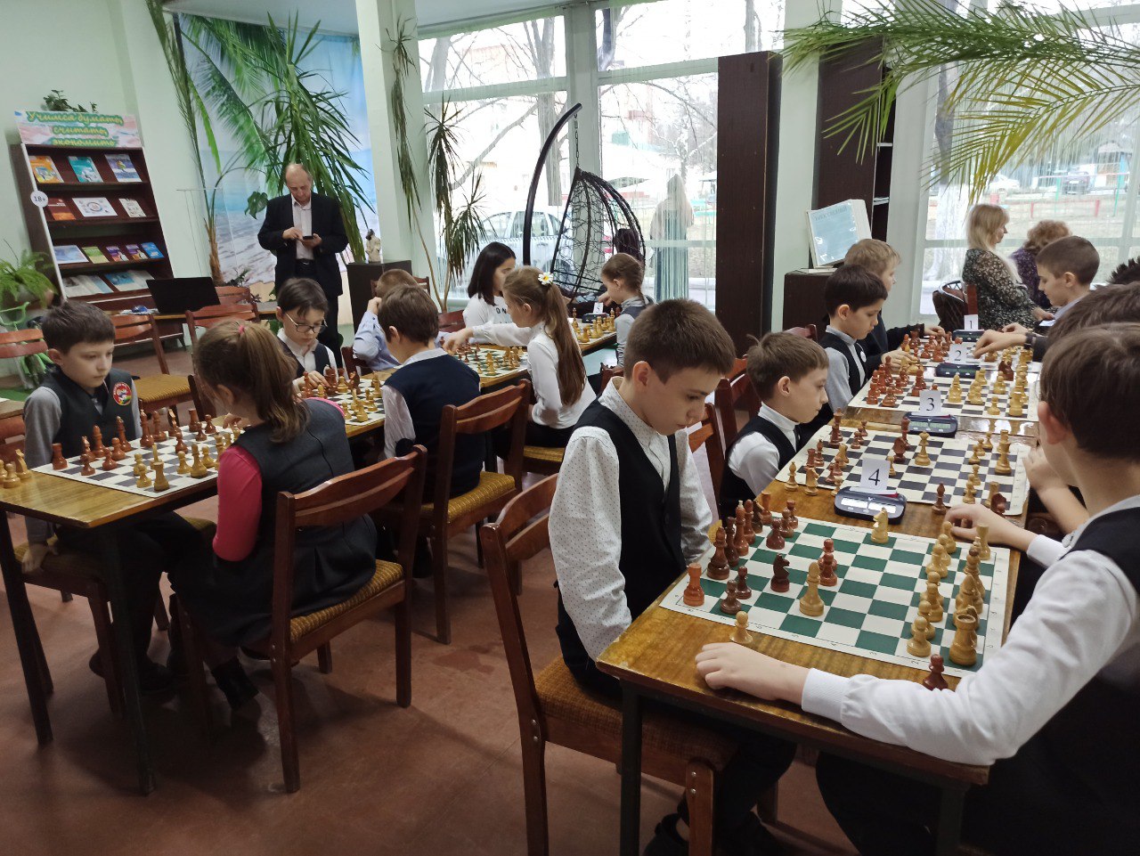 В библиотеке имени Лунина прошёл шахматный турнир между двумя школами