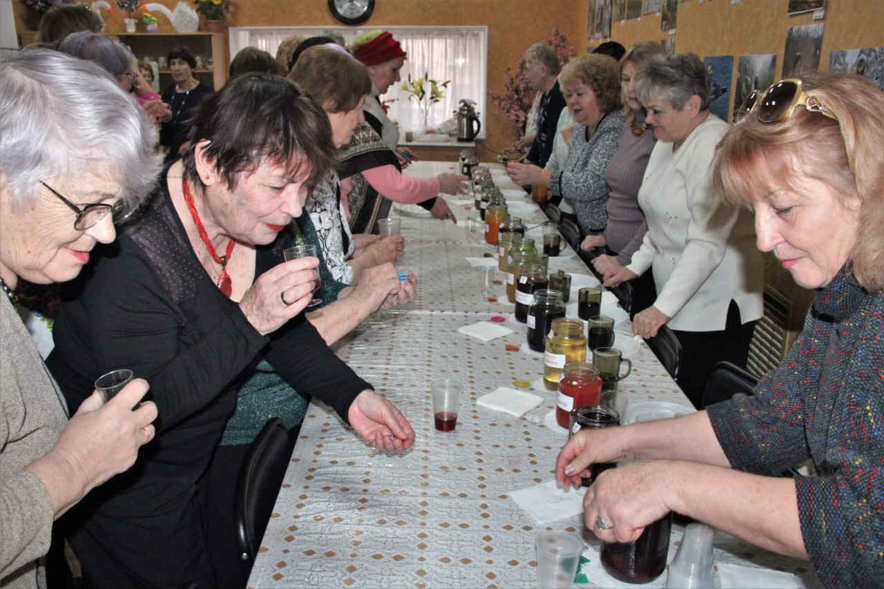 В городском Совете ветеранов провели дегустацию соков и компотов 