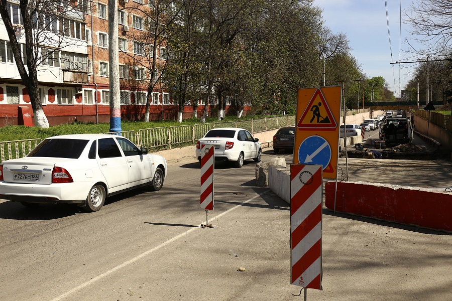 По Новороссийской возле тоннеля проходит ремонт двух ливнёвок