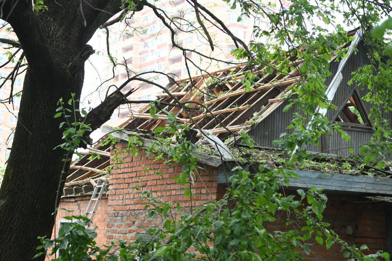 В Краснодаре в 4 часа 17 минут был слышен хлопок. На улице Морской повреждены офисное здание и жилой дом