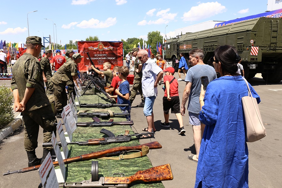 В Армавире проходит выставка вооружений и военной техники 