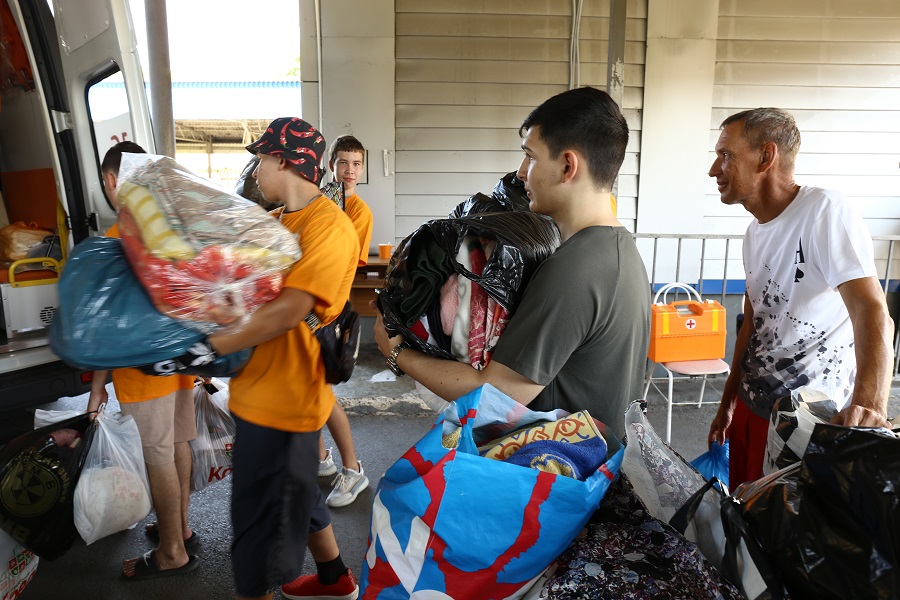 Около трёх тонн гуманитарной помощи для госпиталей Луганской области волонтёры забрали на Станции скорой медицинской