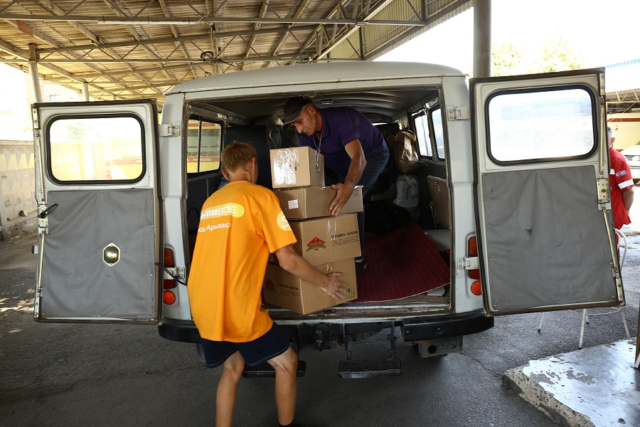Около трёх тонн гуманитарной помощи для госпиталей Луганской области волонтёры забрали на Станции скорой медицинской