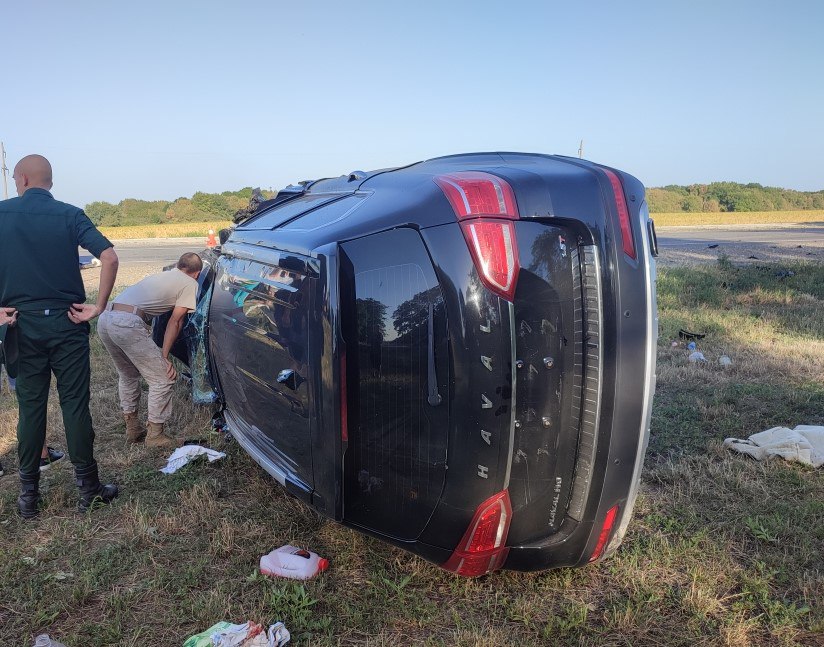 Спасатели помогли водителю выбраться из искорёженного после аварии автомобиля