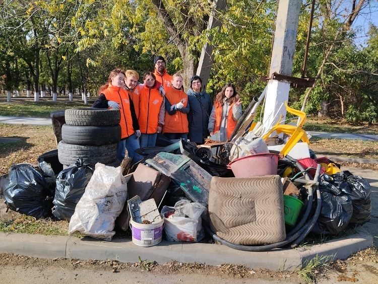 Активисты ТОС и волонтёры очистили от мусора место ночёвки бомжей