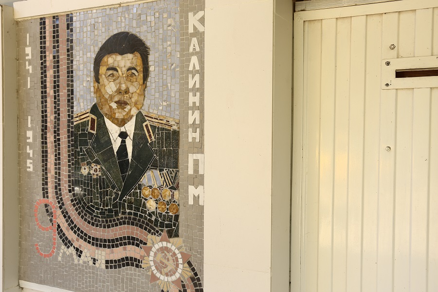 Участник СВО выложил из мозаики портрет воевавшего против фашистов деда