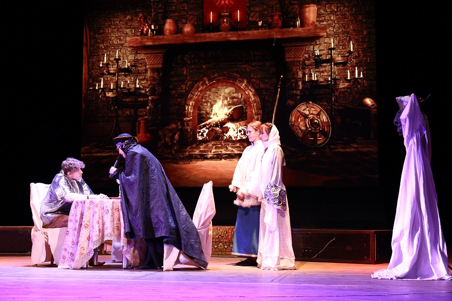 Более 100 детей посетили новогоднее представление образцовой театральной студии пантомимы ГДК по сказке Е. Шварца «Дракон»