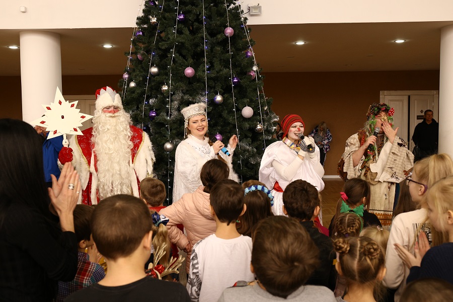 Более 100 детей посетили новогоднее представление образцовой театральной студии пантомимы ГДК по сказке Е. Шварца «Дракон»