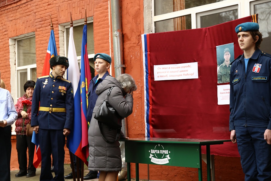 В школе № 5 открыли «Парту Героя» в честь выпускника и участника спецоперации Сергея Эшматова