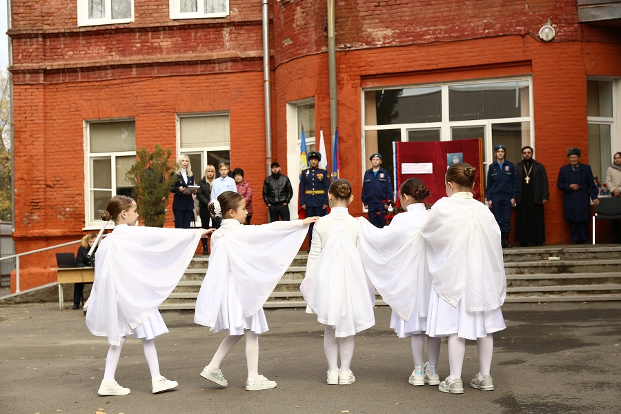 В школе № 5 открыли «Парту Героя» в честь выпускника и участника спецоперации Сергея Эшматова