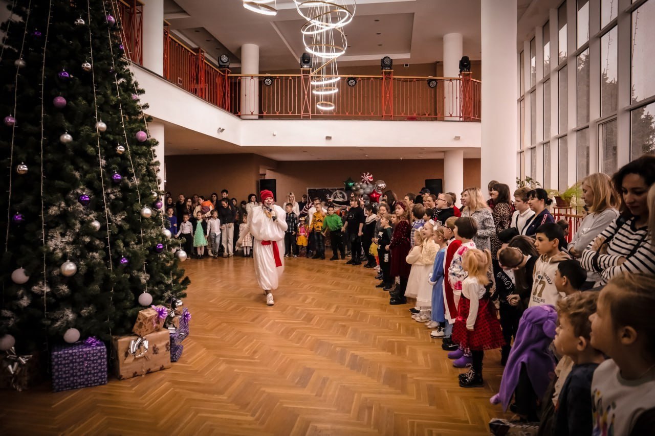 Депутат Госдумы Андрей Дорошенко поздравил с новогодними праздниками 200 детей-инвалидов и ребят из многодетных семей