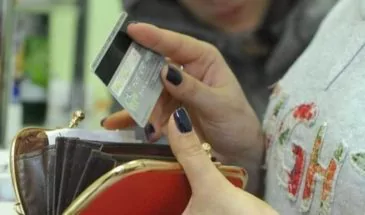 Жительница Армавира расплачивалась за покупки чужой банковской картой
